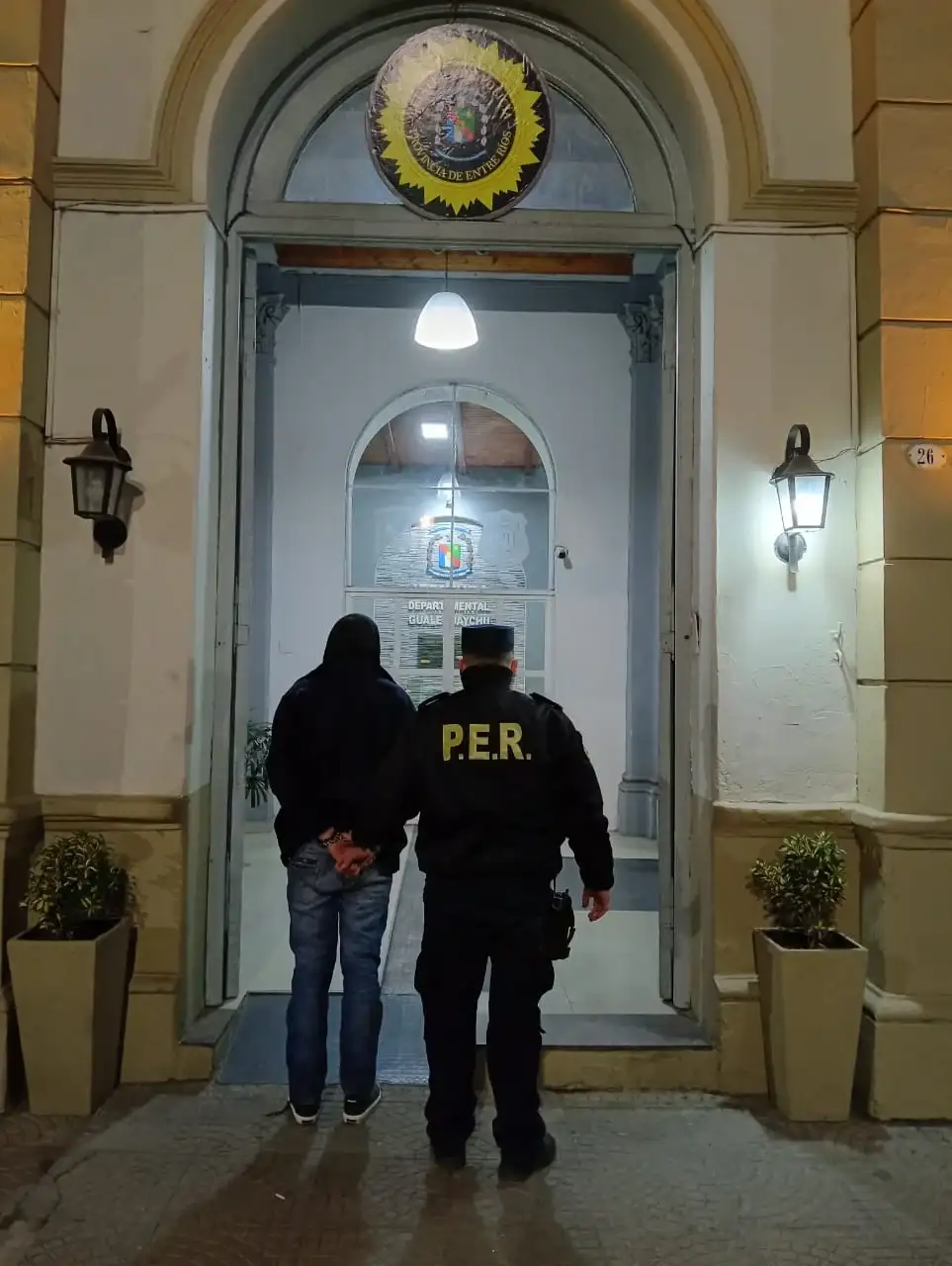Una madre denunció que su hijo quería entrar a la fuerza a su casa y tuvo que intervenir la Policía
