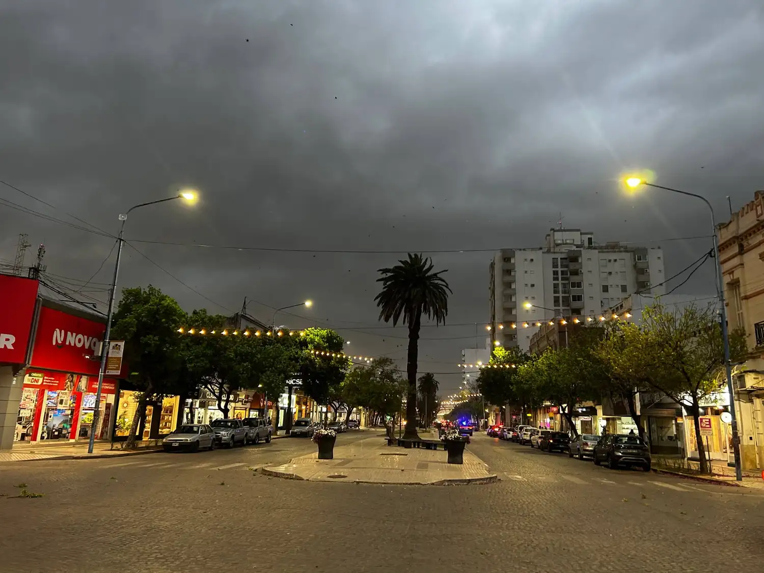 clima cielo gris nublado tormenta oscuro luz cortada calle lluvia llovizna-20261008 - 19
