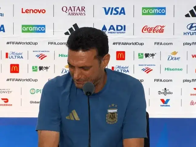 Scaloni hasta las lágrimas: el DT argentino puso en duda su continuidad tras la derrota ante España