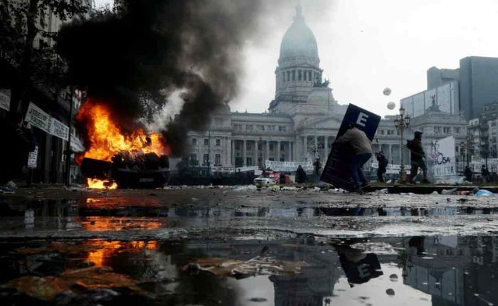 Graves disturbios en las afueras del Congreso mientras el Senado debatía la Ley Bases.