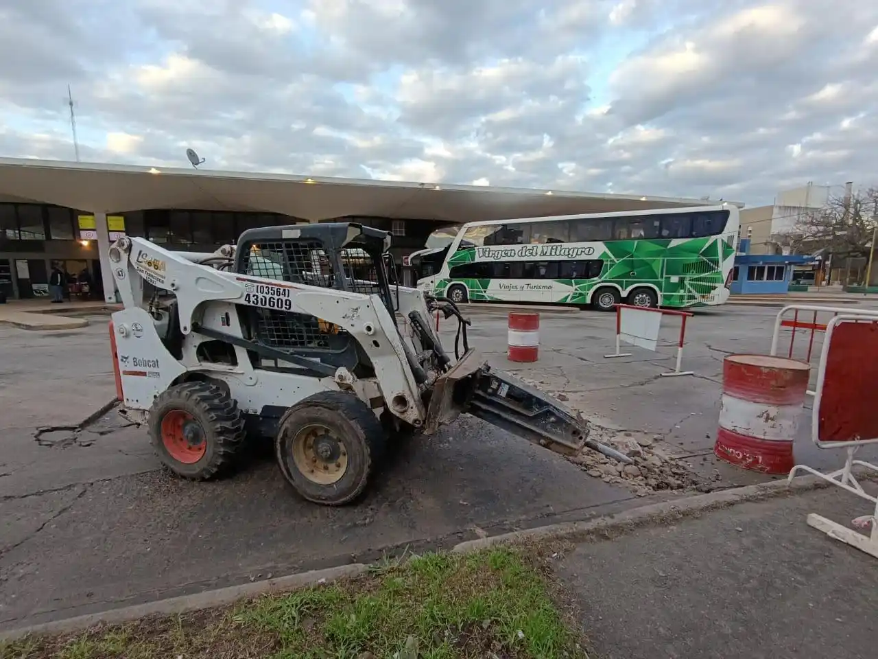 Comenzaron las obras de pavimentación en la Terminal de Ómnibus.