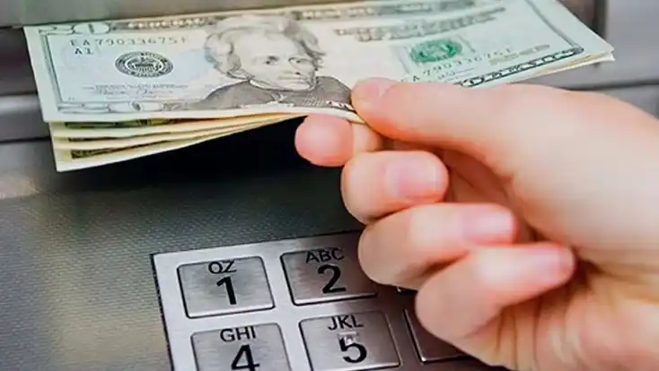 El BCRA eliminó el tope que limitaba las extracciones de efectivo con tarjeta en el exterior.