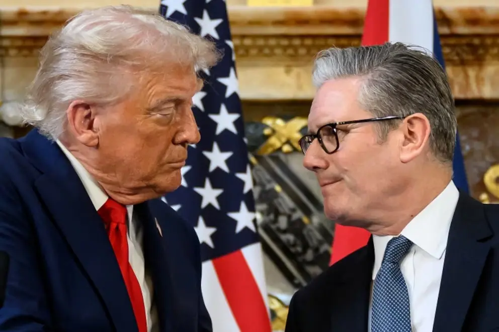 El presidente estadounidense Donald Trump y el primer ministro británico Keir Starmer se dan la mano durante una rueda de prensa en Chequers, al término de una visita de Estado el 18 de septiembre de 2025 en Aylesbury, Reino Unido. Leon Neal/Pool vía REUTERS