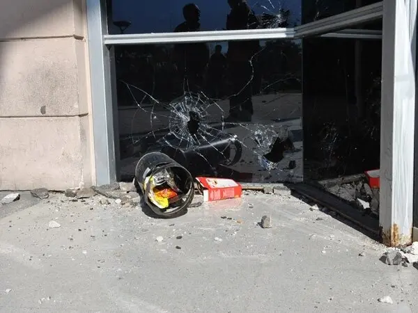 Atacaron a piedrazos la Municipalidad de Hurlingham
