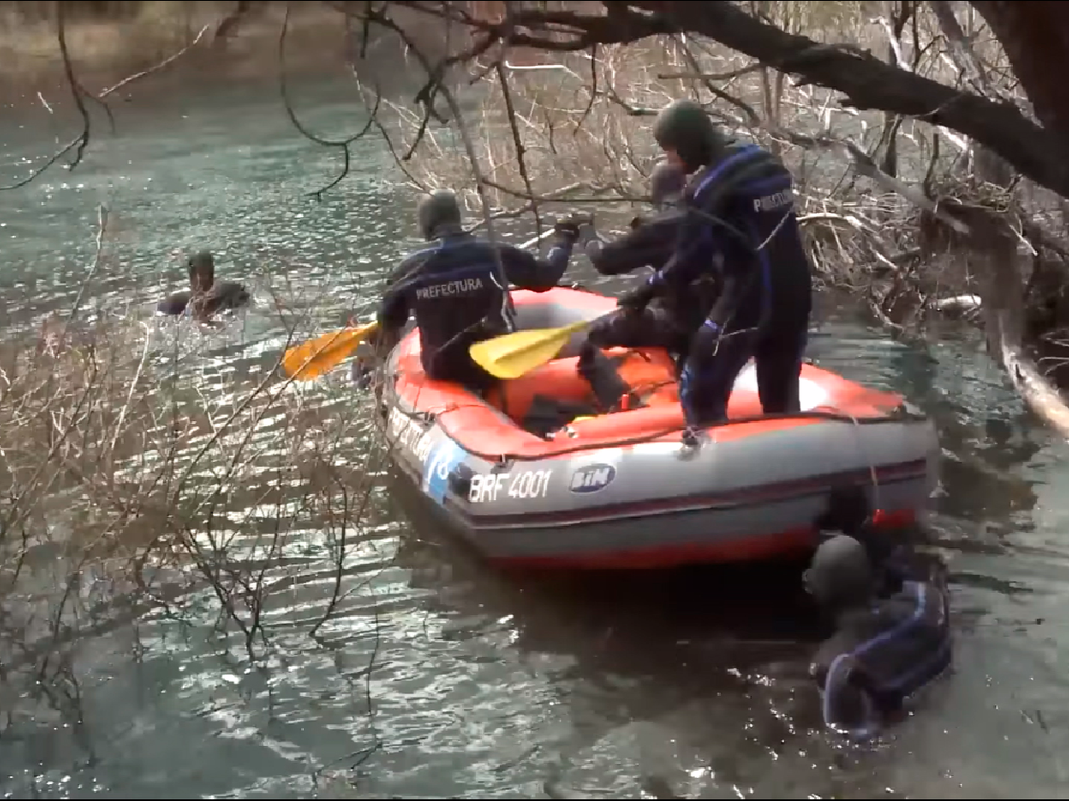 El cuerpo hallado en el río Chubut será trasladado a la morgue, en Buenos Aires
