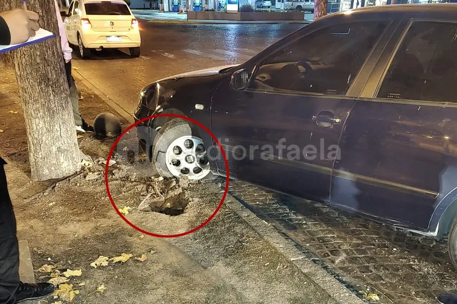 Pasadito de copas, en la previa del Día del Amigo: chocó contra un árbol en pleno Bv. Roca