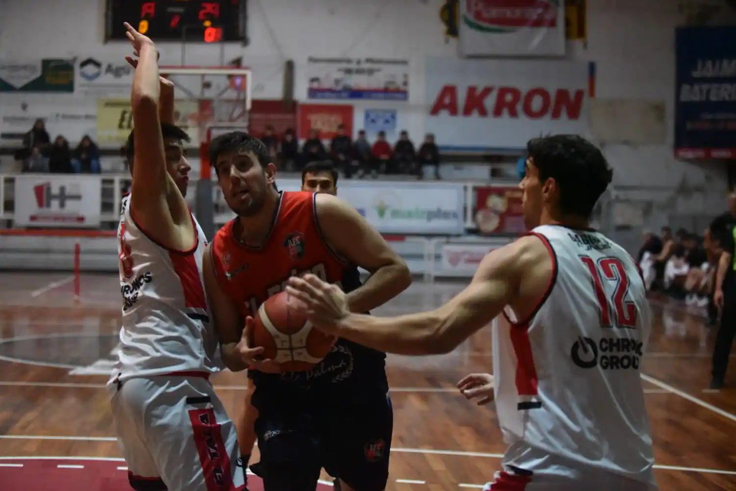 Tomás Aimaretti, potencia en la zona pintada