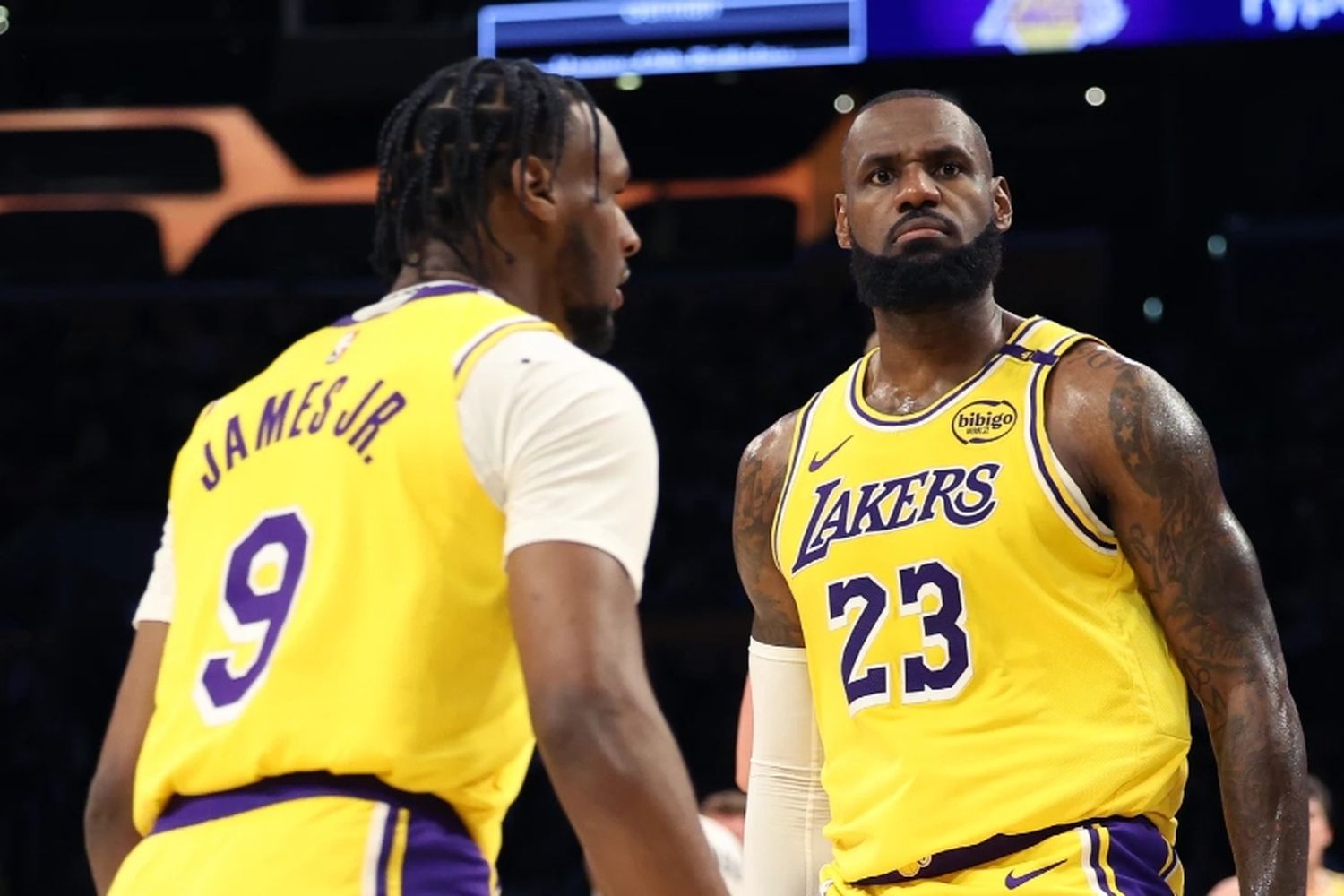 Increíble: LeBron James jugó por primera vez junto a su hijo Bronny en la NBA