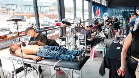 Arte, tinta y cultura, en el certamen de tatuadores