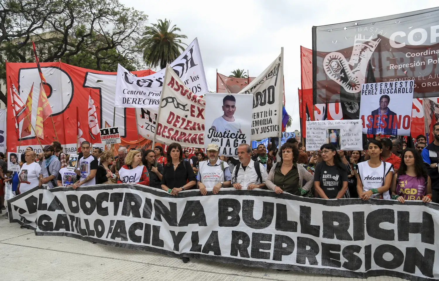 Militantes sociales cortaron la zona del Obelisco y marcharon