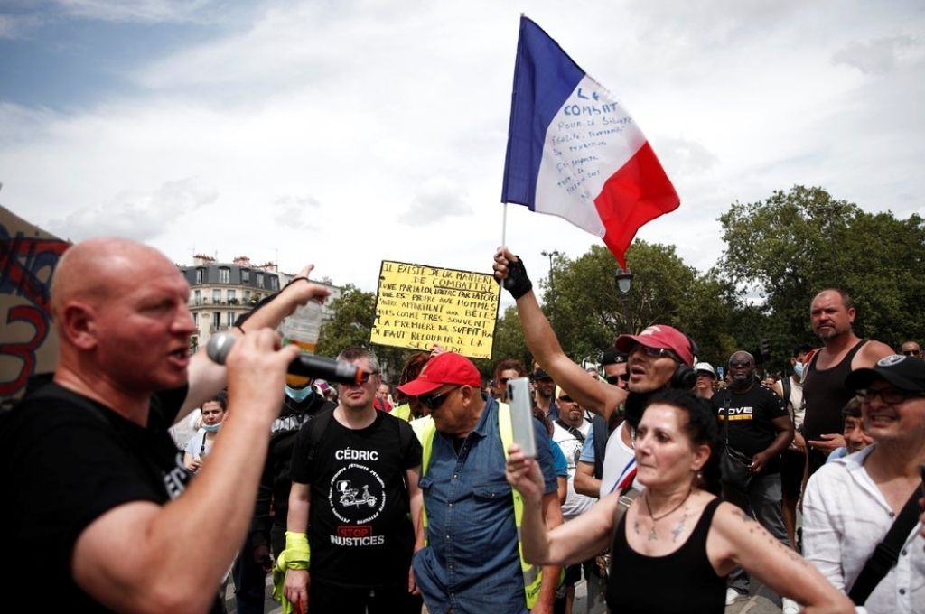 Masivas protestas en Francia contra el pase sanitario