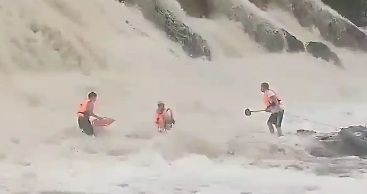 Rescate de un hombre en el Río Quequén (Video)