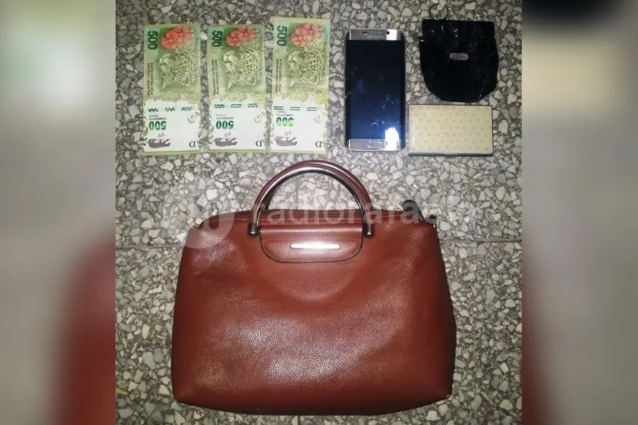 Salió a su patio y se encontró con una cartera desconocida