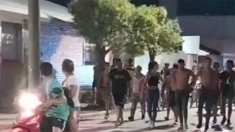 Vecinos atraparon a ladrón, lo golpearon y llevaron caminando hasta la comisaría