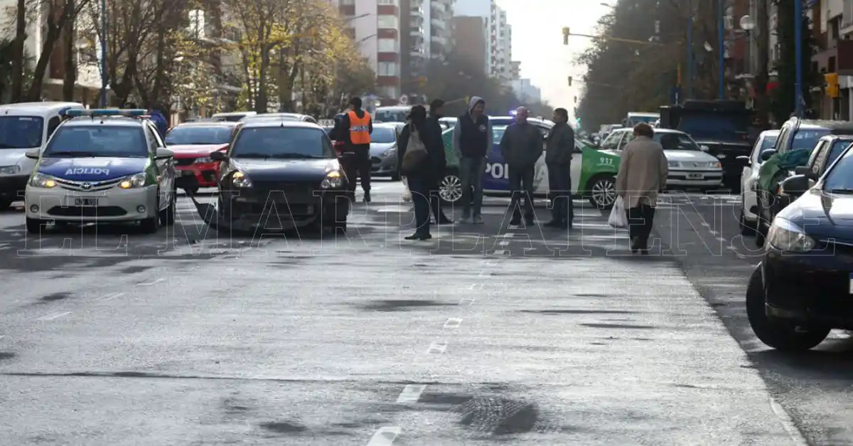 Cruzó por la mitad de la avenida Colón y lo chocaron dos autos