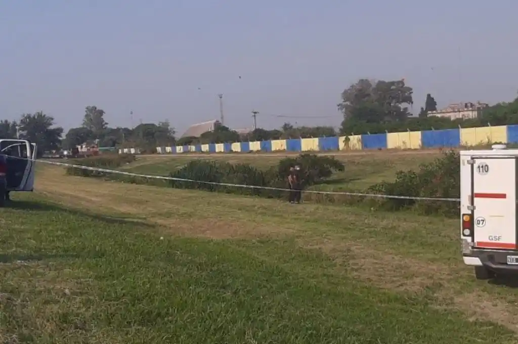 Encontraron un cadáver en una zanja, sobre el acceso sur de Rosario