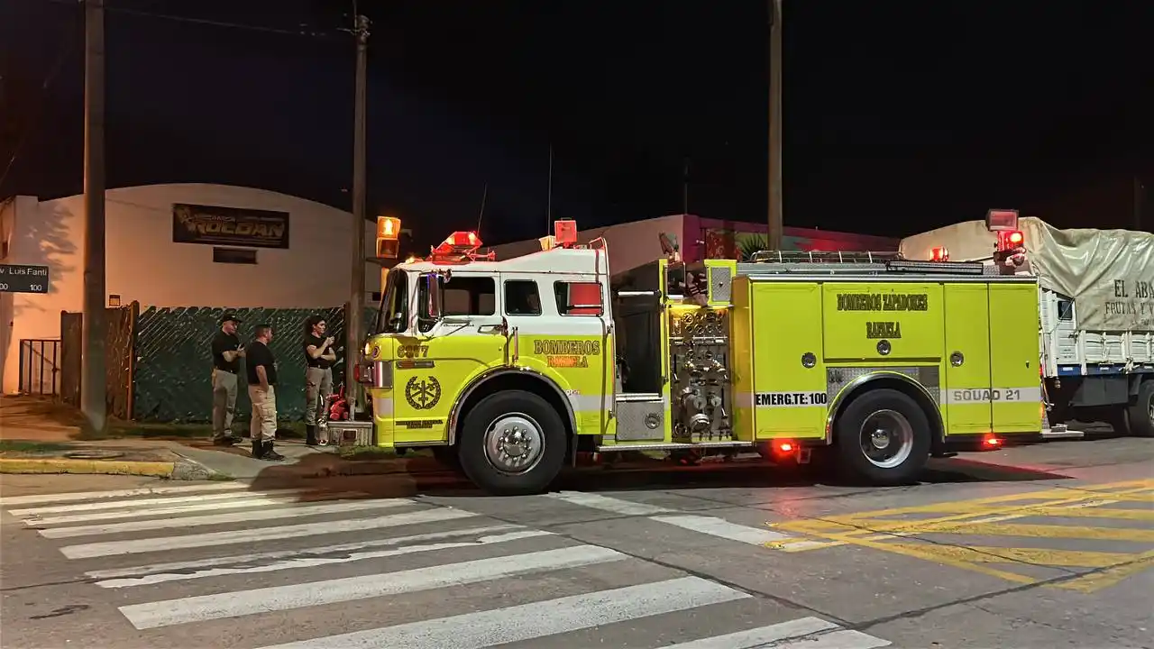 Susto en la madrugada: los Bomberos y la GUR trabajaron rápido en un incendio en Av. Luis Fanti
