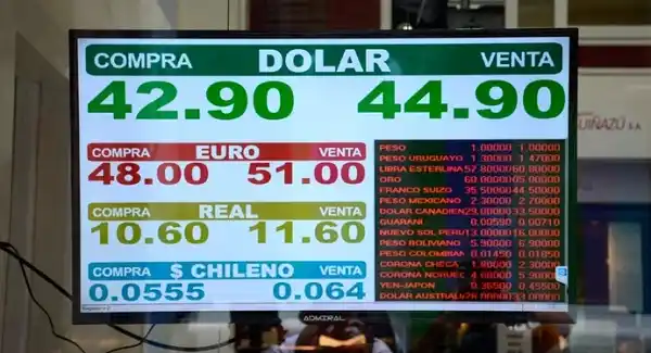 El dólar imparable: cerró la jornada a $ 44,90