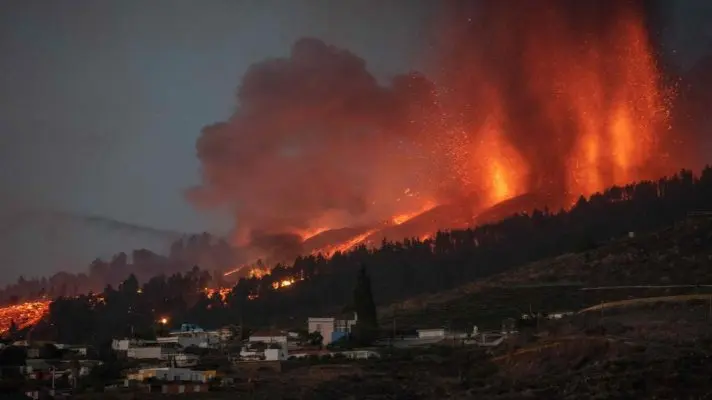 ¡DESPAVORIDOS E IMPRESIONADOS! Evacúan más de 5.000 personas ante arrase de lava del  volcán en Canarias