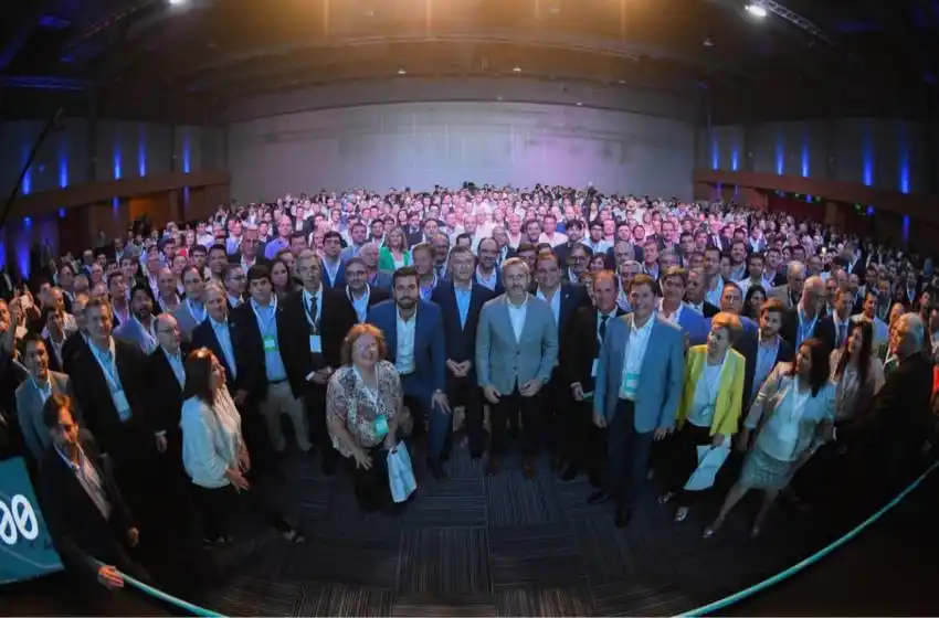 Macri, a intendentes: "Cada tasita que suman genera menos empleo”