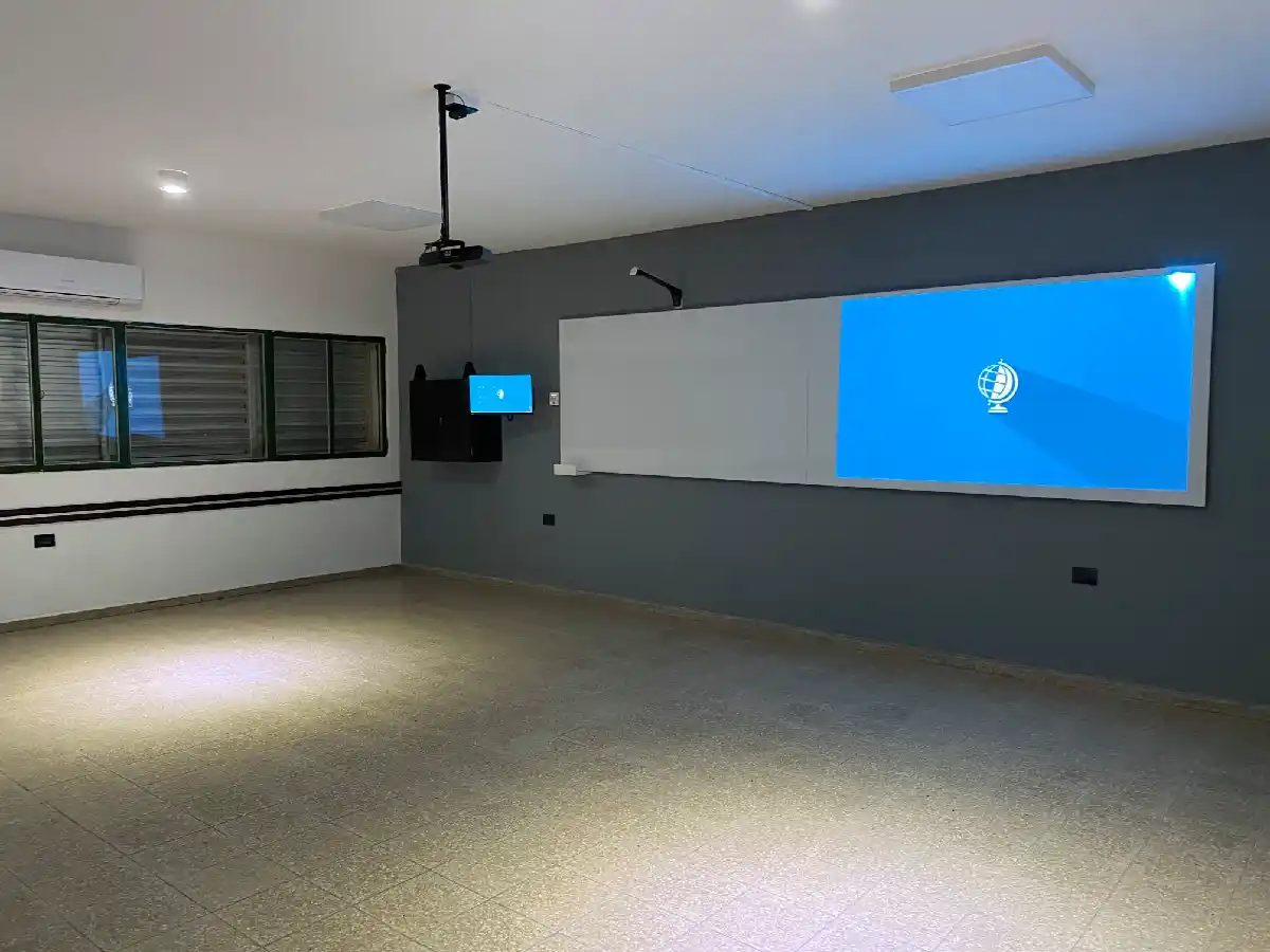 Con la primera aula híbrida,  Arroyito tendrá clases virtuales  y presenciales en simultáneo 