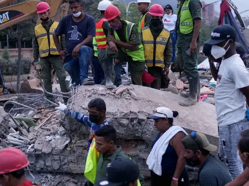 Rescatistas y familiares de desaparecidos trabajan en la remoción de escombros tras el sismo en La Guaira, Venezuela, este martes. Foto: AP