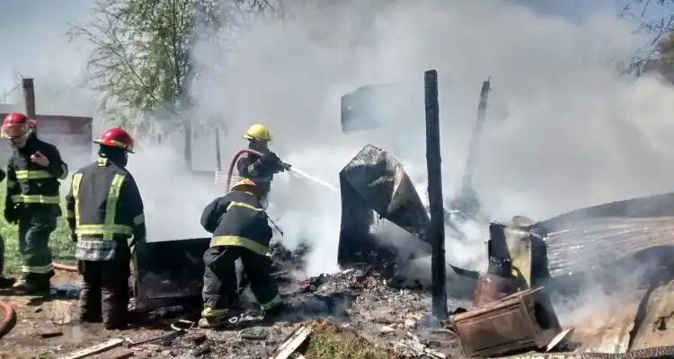 Precaria vivienda destruida tras incendio intencional