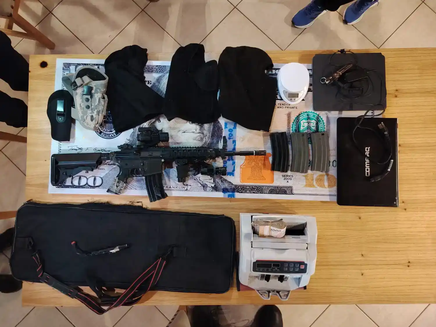 Parte de los elementos secuestrados en la casa del country.