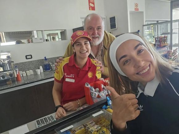 En tierra libertaria, María Becerra revolucionó Capitán Sarmiento: pasó por una estación de servicio y se sacó fotos