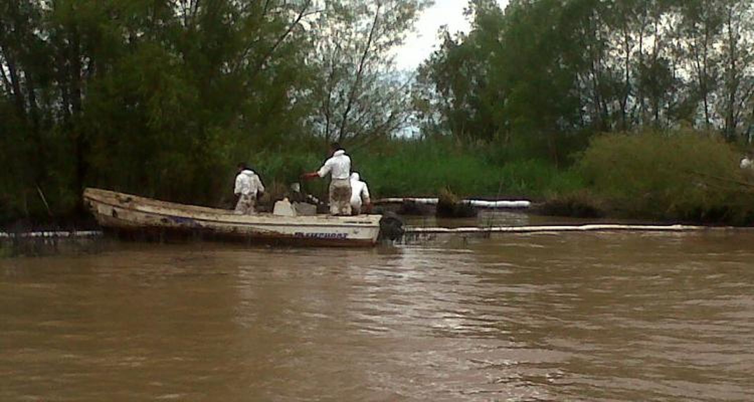 Choque de barcos en el Paraná: El derrame de combustible fue de 150 toneladas