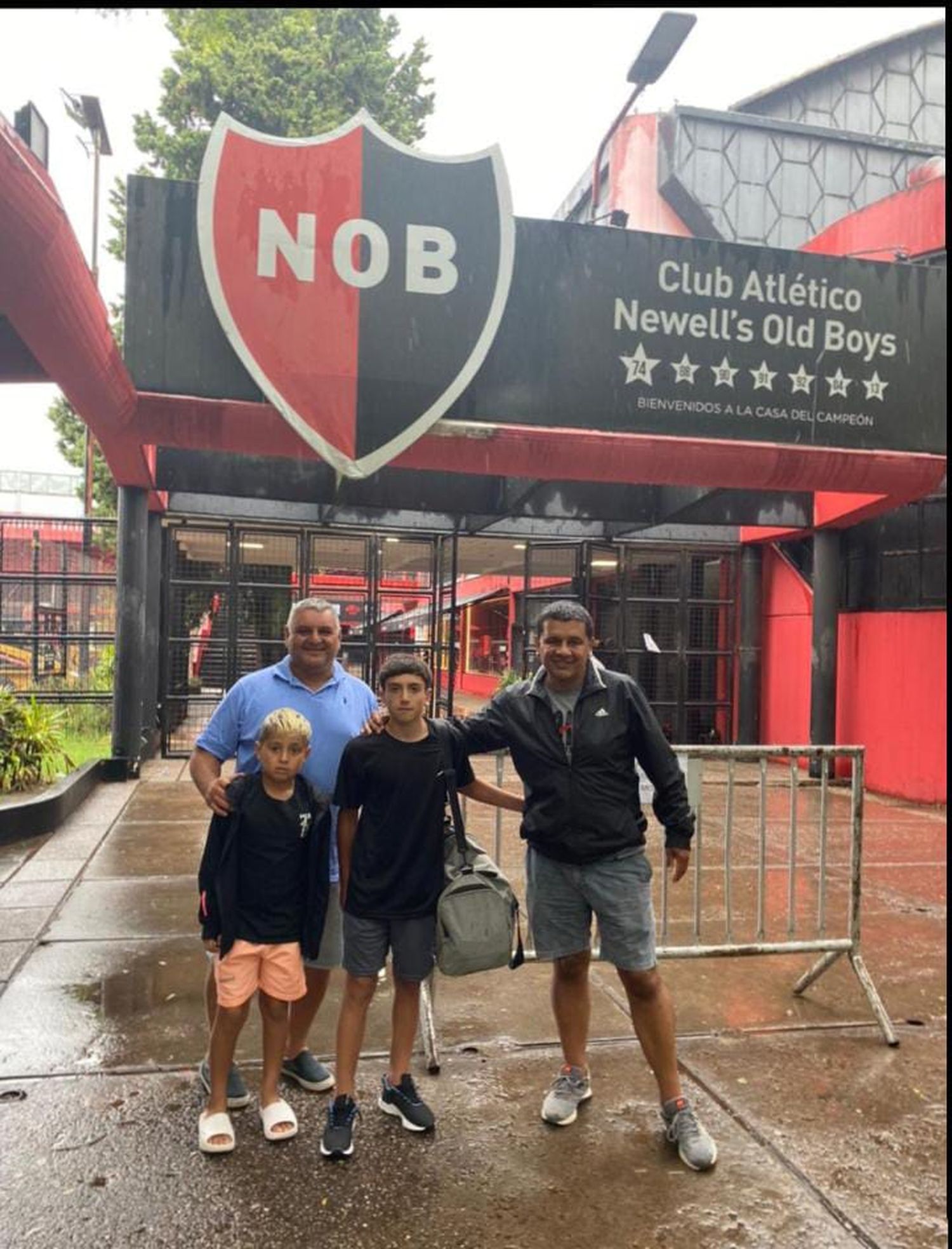 Genaro Cejas ya está haciendo una prueba de admisión en Newell´s Old Boys. Condiciones tiene de sobra el "Picante" que es toda un promesa para el fútbol juvenil ya que solo cuenta con 13 años y tiene talento para dar y prestar. En la gráfica se lo ve acompañado por el técnico de Barrio Norte, Roberto "Beto" García.