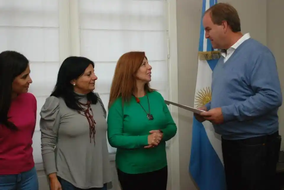 Marcelo Schwarz le entrega a Nancy Almassio el reconocimiento