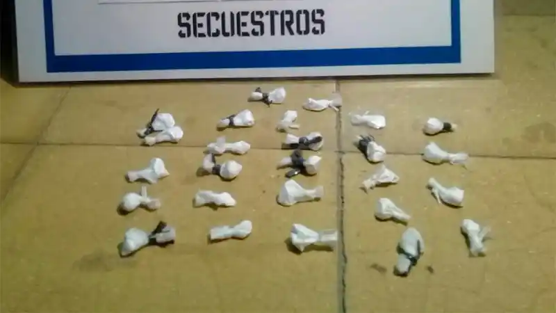 Un joven intentó ingresar cocaína a la comisaría donde está alojada su madre