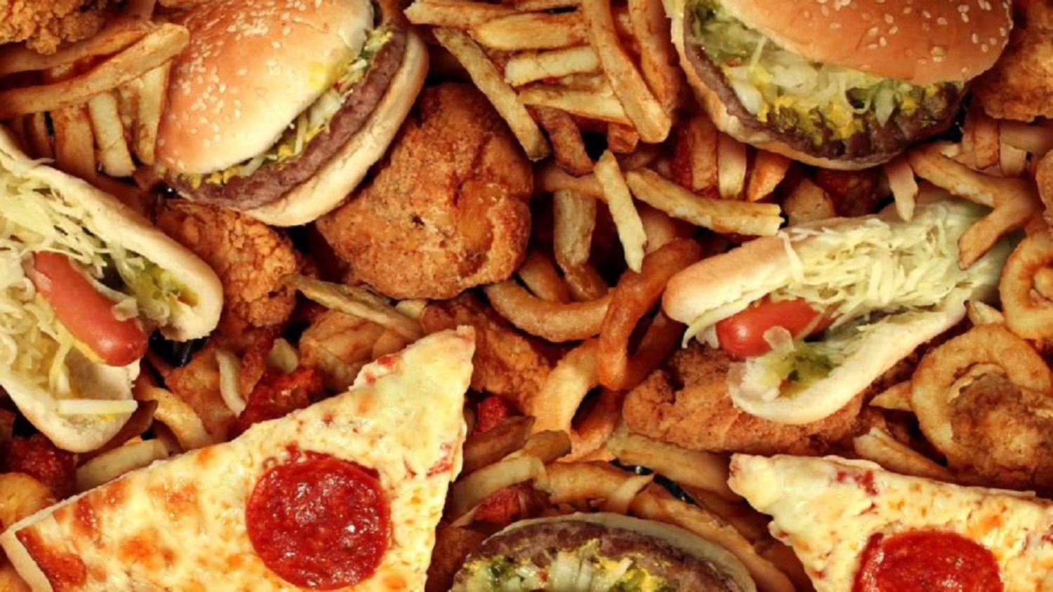 MALOS HÁBITOS y COSTOSOS: esto gasta la gente en el mundo cuando ingiere comida chatarra