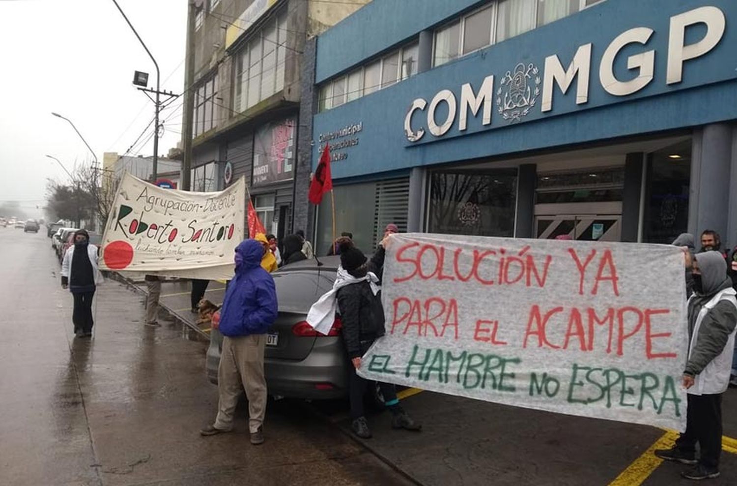 El acampe llevó su reclamo a las puertas del COM