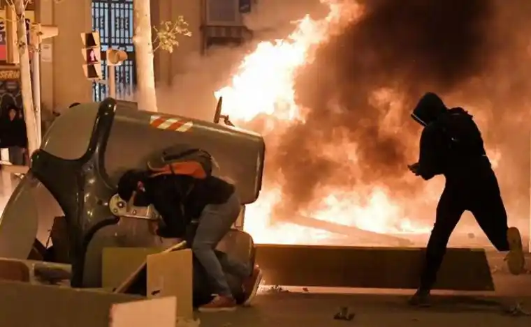 Otra jornada de incidentes en España tras la detención del rapero Pablo Hasél