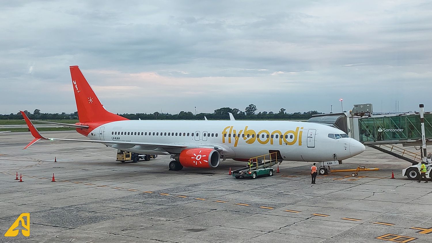 Flybondi retira temporalmente un Boeing 737 que recibió el impacto de un rayo