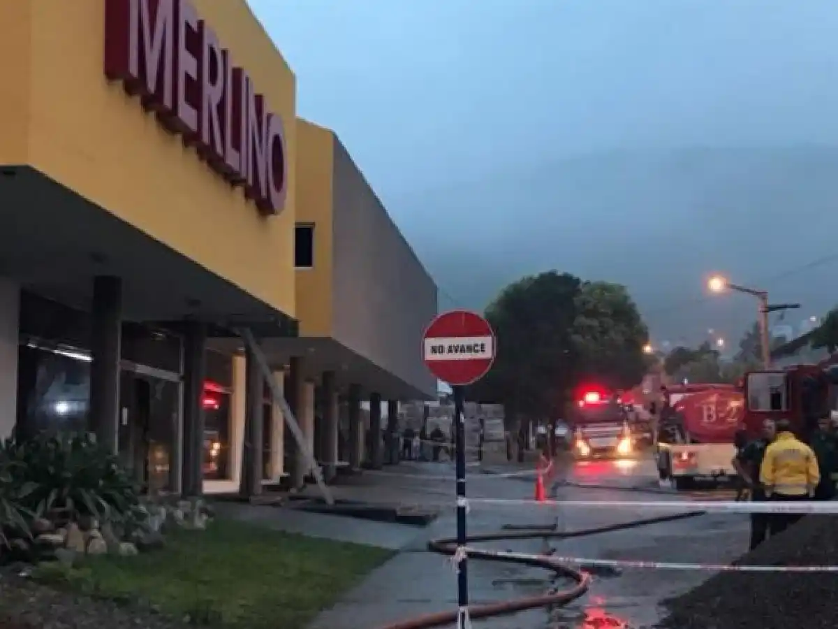Voraz incendio en un corralón dejó pérdidas millonarias en Carlos Paz
