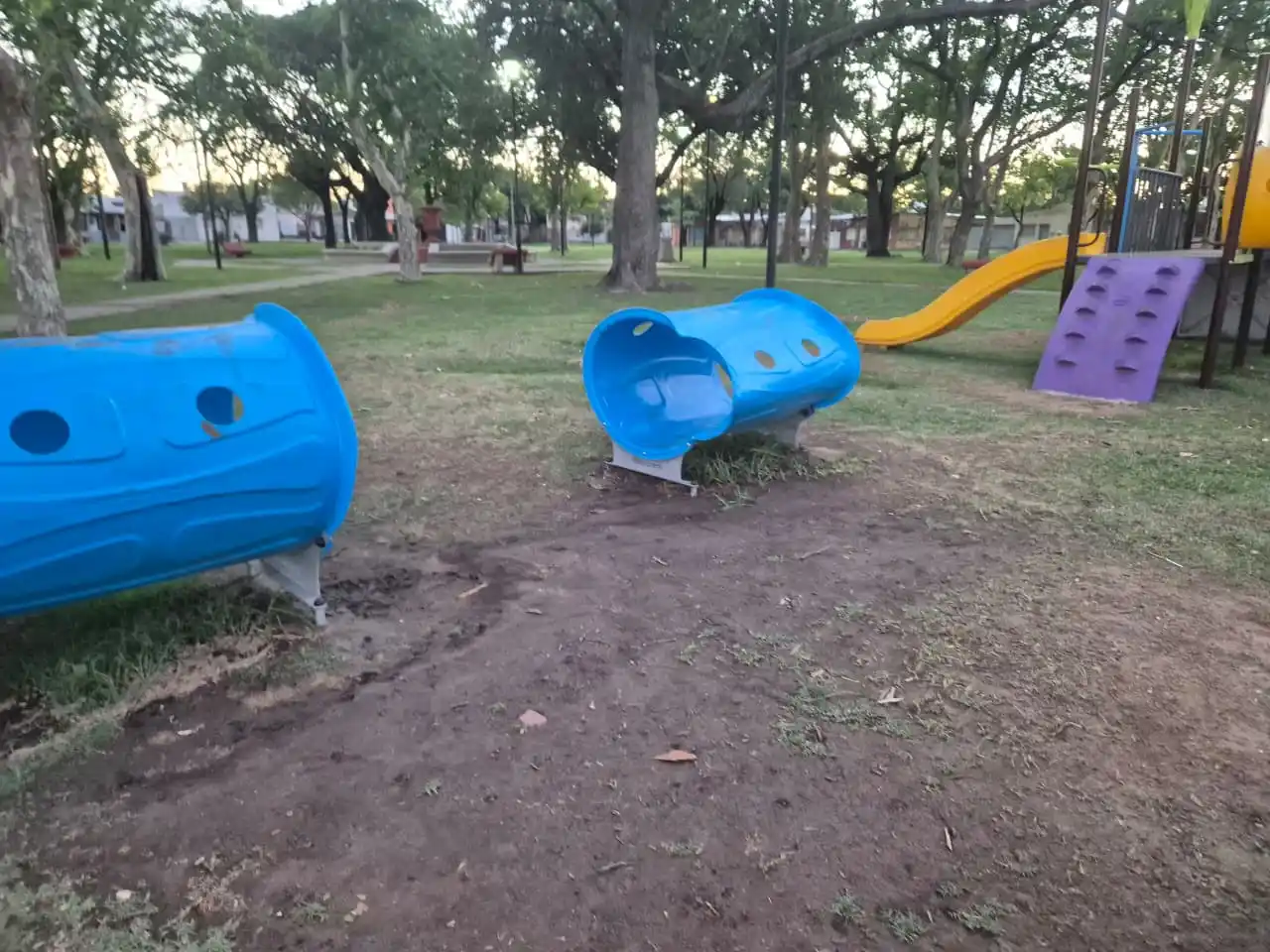 Destrozos en juegos infantiles colocados recientemente