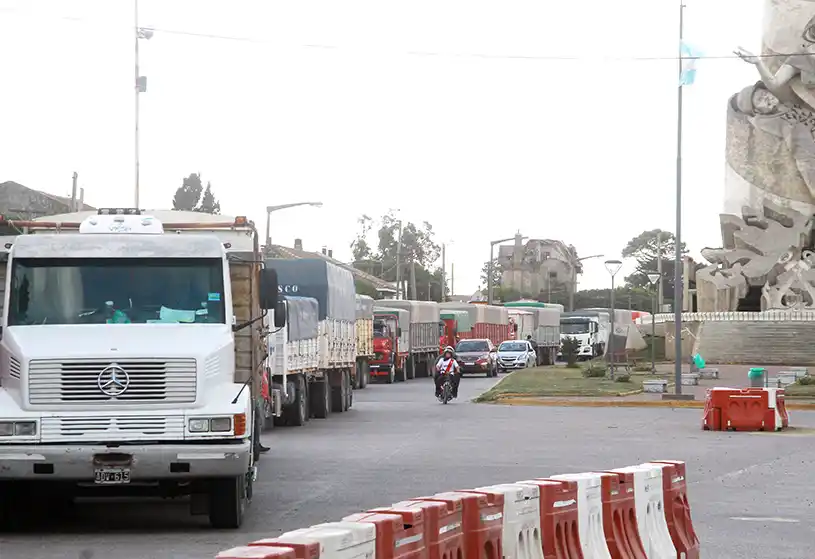Caos de camiones en la Av. Almirante Brown