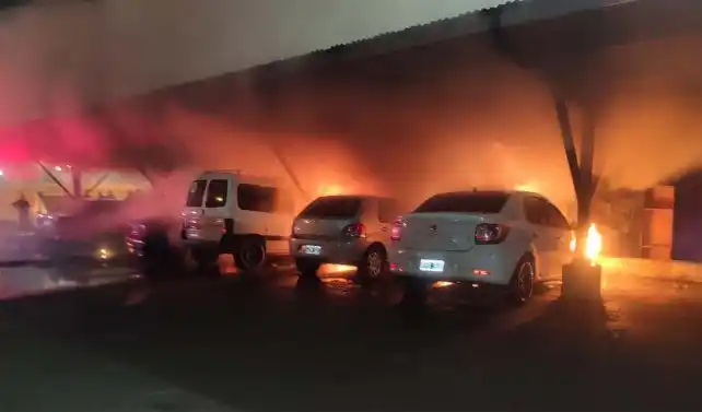 Siete autos que estaban estacionados uno al lado del otro fueron prendidos fuego
