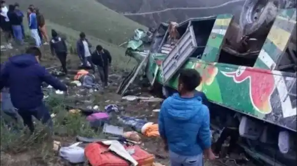 Caída de autobús en un río generó desapariciones, heridos y muertos en Perú