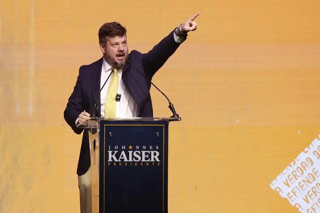 El candidato presidencial del Partido Nacional Libertario, Johannes Kaiser, hablando en un acto de campaña, en Santiago (Chile). EFE