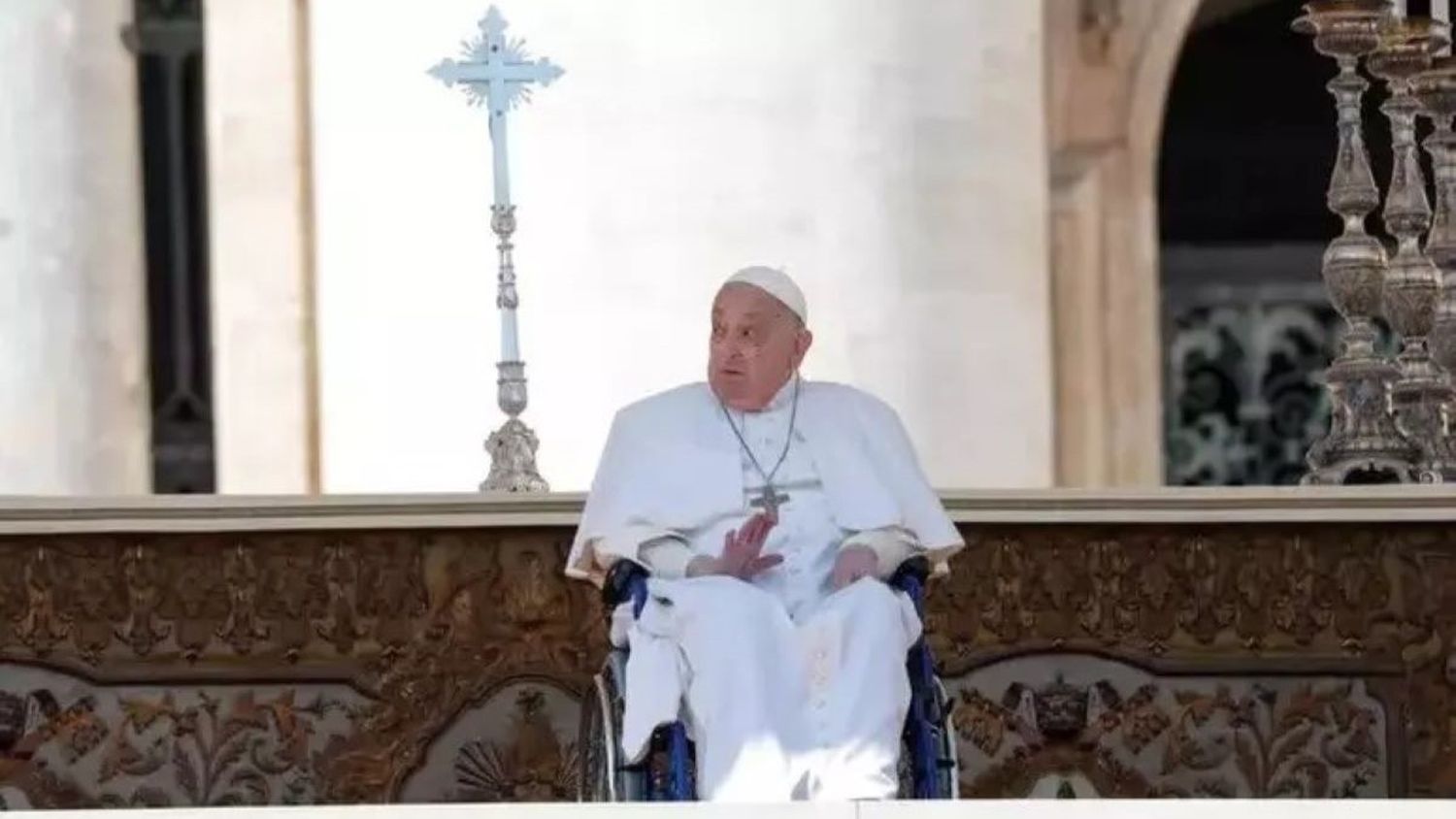 “Feliz domingo a todos”: el Papa apareció por sorpresa en la Plaza de San Pedro
