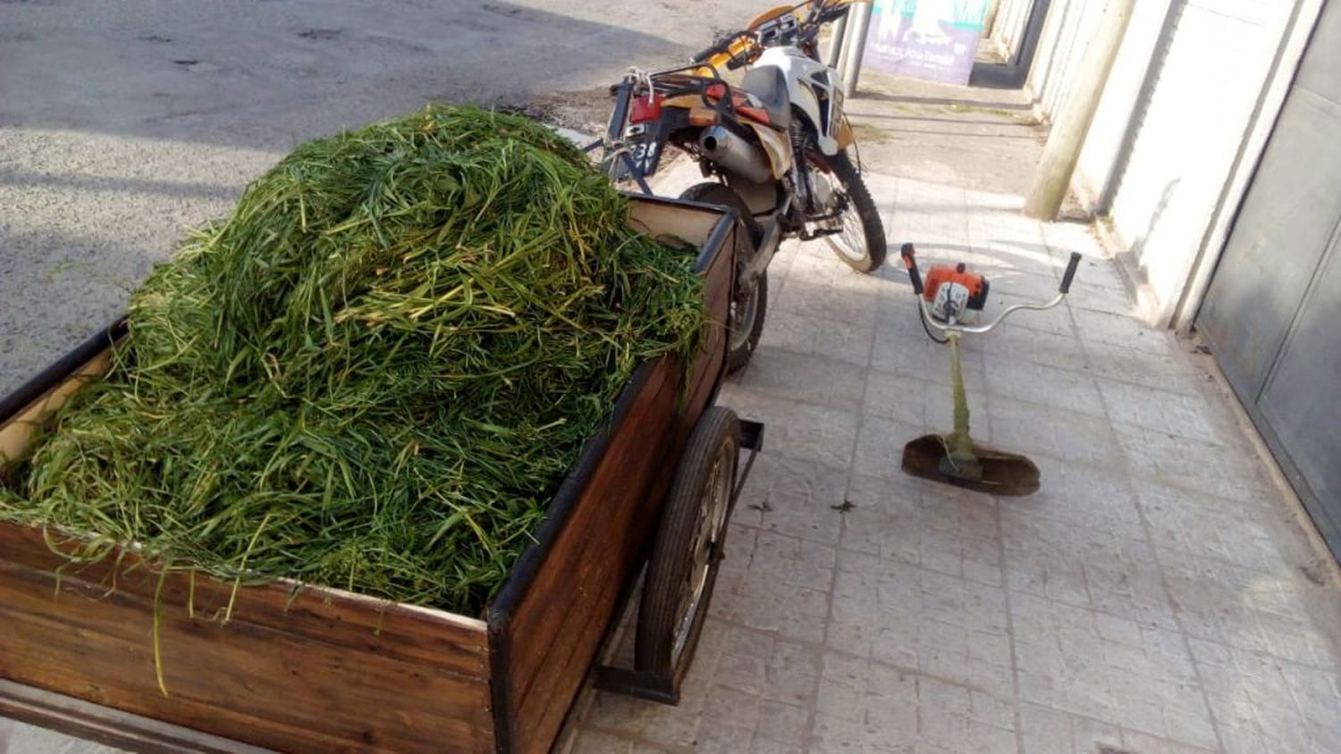 Le robaron una desmalezadora y pide a la gente que no la compre si se la ofrecen