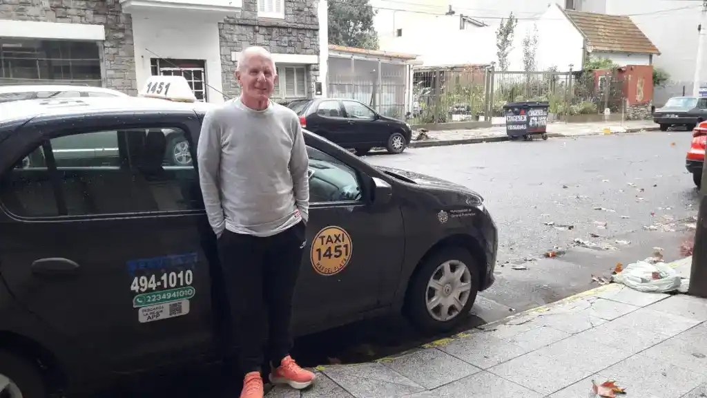 Olvidó una mochila con $600 mil tras un viaje y un taxista marplatense se los devolvió