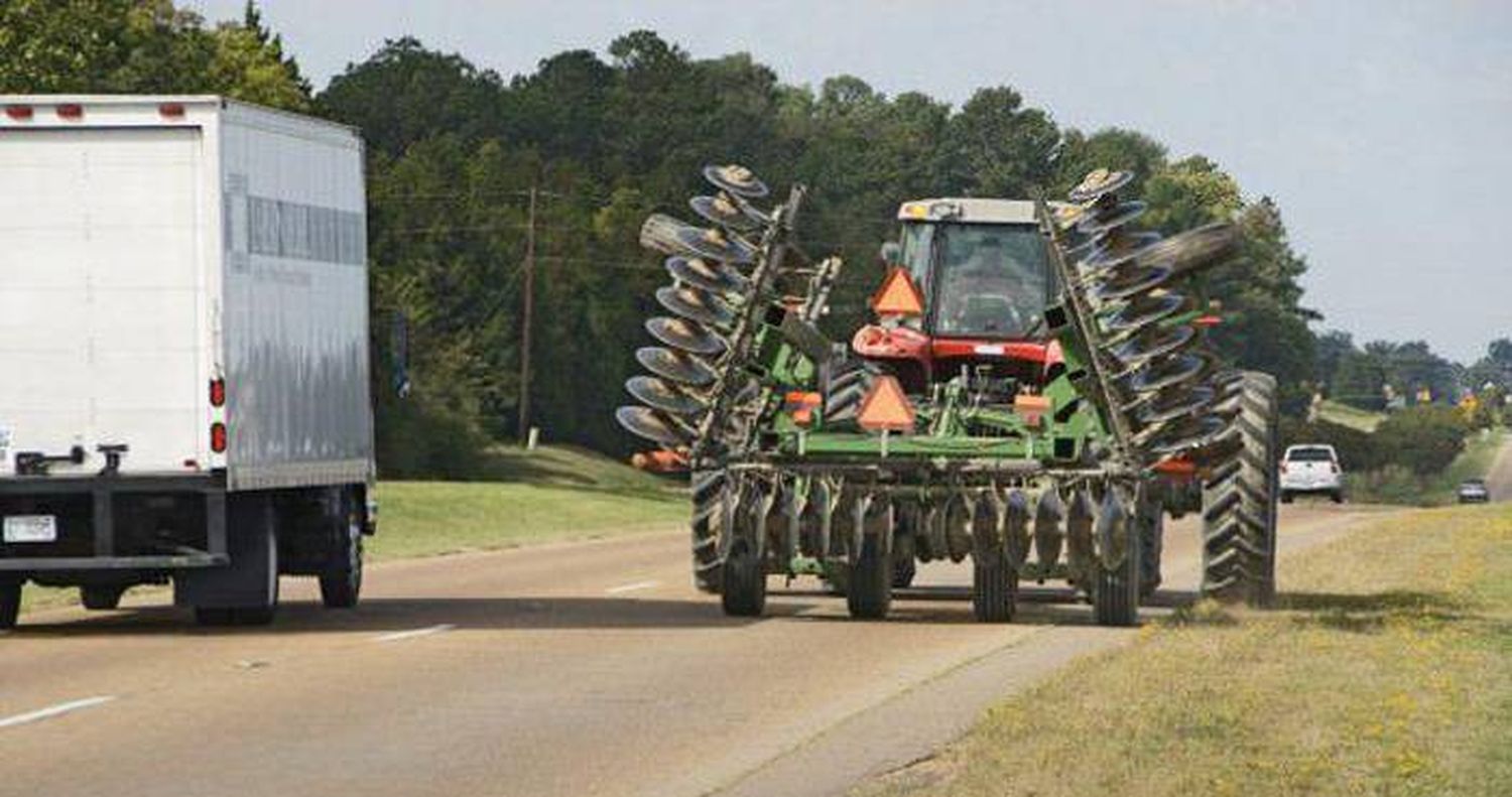 Máquina agrícola obstaculizó  un carril de la Ruta 18