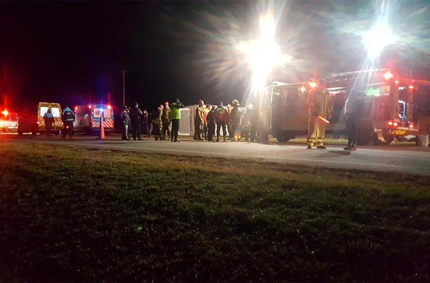 Trágico siniestro en la Autovía 2: murieron dos personas y hay al menos 20 heridos tras el vuelco de un micro