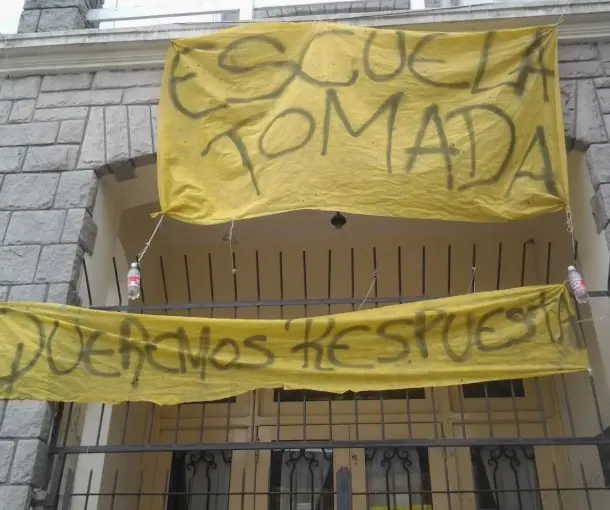 Mar del Plata: Un alumno se encerró, tomó el colegio y atacó a un periodista