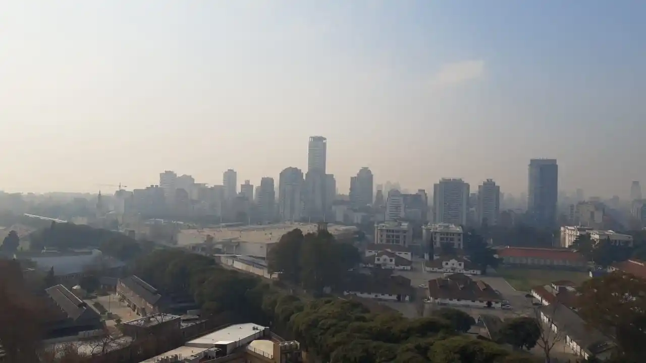 Una densa capa de humo cubre la Ciudad de Buenos Aires, norte y centro del país